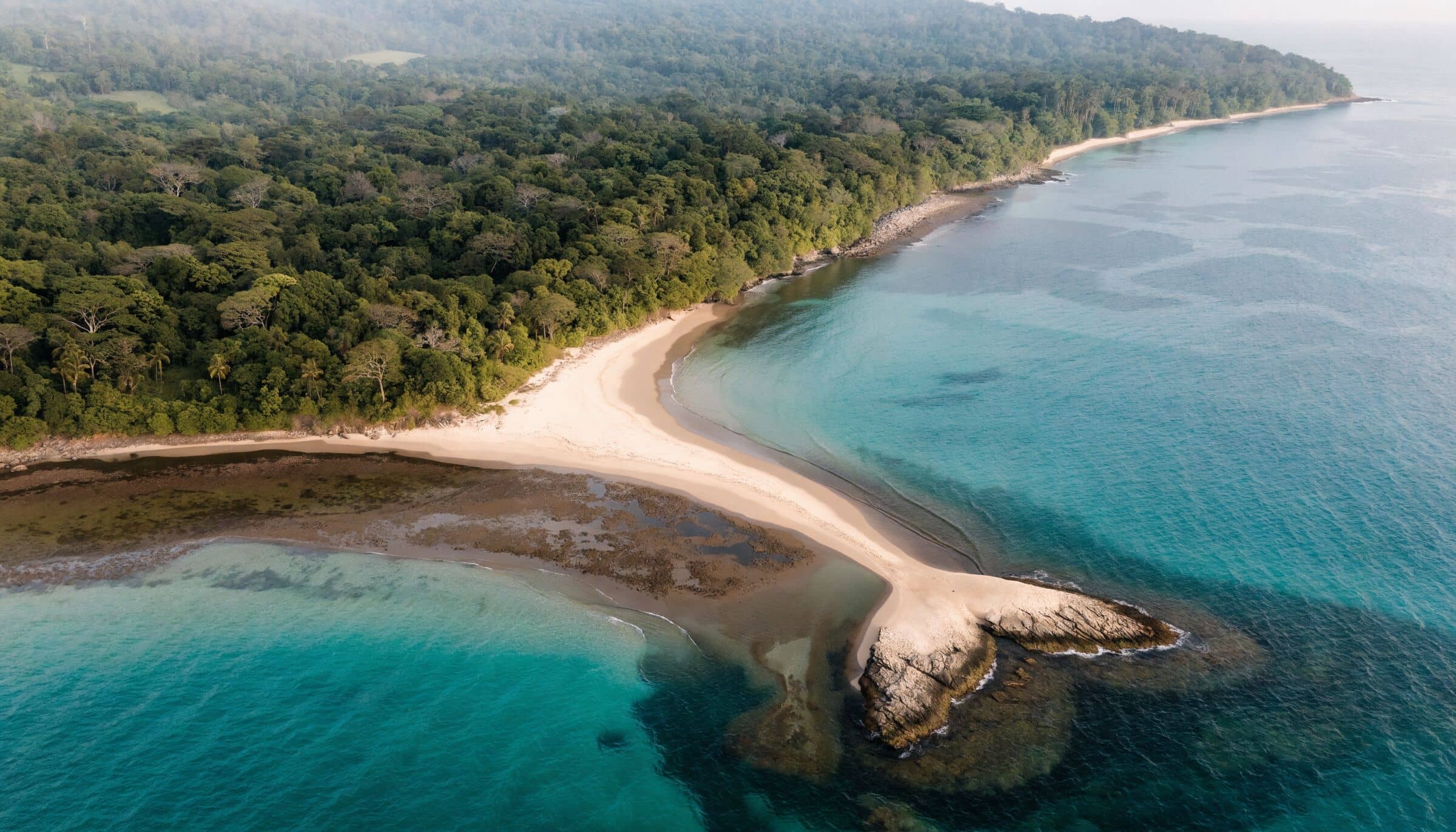 La « queue de baleine » de Punta Uvita vue du ciel, à marée basse